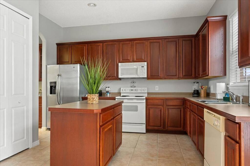 Long Stays! Lakefront - Gated Pool Home Orlando Eksteriør bilde