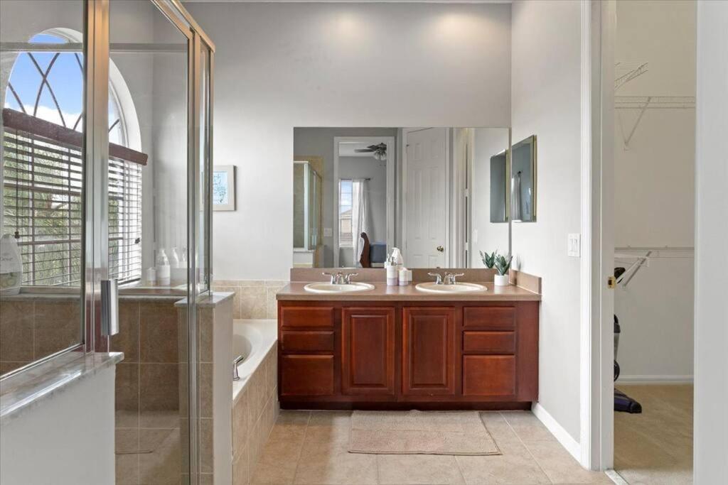 Long Stays! Lakefront - Gated Pool Home Orlando Eksteriør bilde